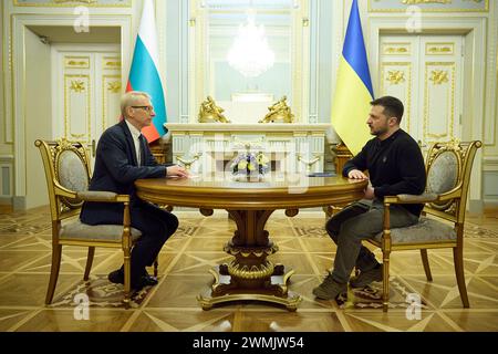 Kiev, Ukraine. 26 février 2024. Bulgarie le premier ministre Nikolaï Denkov, à gauche, et le président ukrainien Volodymyr Zelenskyy lors d’une rencontre bilatérale individuelle au Palais Mariinsky, le 26 février 2024 à Kiev, Ukraine. Crédit : Pool photo/Bureau de presse présidentiel ukrainien/Alamy Live News Banque D'Images