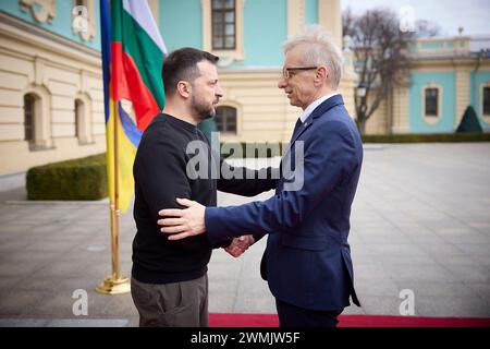 Kiev, Ukraine. 26 février 2024. Le président ukrainien Volodymyr Zelenskyy, à gauche, accueille le premier ministre bulgare Nikolaï Denkov, à droite, à son arrivée pour des discussions bilatérales au Palais Mariinsky, le 26 février 2024 à Kiev, en Ukraine. Crédit : Pool photo/Bureau de presse présidentiel ukrainien/Alamy Live News Banque D'Images