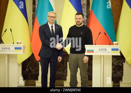 Kiev, Ukraine. 26 février 2024. Le président ukrainien Volodymyr Zelenskyy, à droite, serre la main au premier ministre bulgare Nikolaï Denkov, à gauche, après une conférence de presse conjointe au Palais Mariinsky, le 26 février 2024 à Kiev, en Ukraine. Crédit : Pool photo/Bureau de presse présidentiel ukrainien/Alamy Live News Banque D'Images