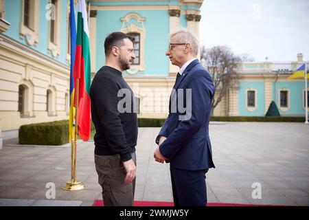 Kiev, Ukraine. 26 février 2024. Le président ukrainien Volodymyr Zelenskyy, à gauche, accueille le premier ministre bulgare Nikolaï Denkov, à droite, à son arrivée pour des discussions bilatérales au Palais Mariinsky, le 26 février 2024 à Kiev, en Ukraine. Crédit : Pool photo/Bureau de presse présidentiel ukrainien/Alamy Live News Banque D'Images