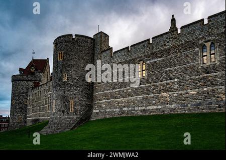 Vue du château de Windsor au crépuscule sous un ciel gris Banque D'Images