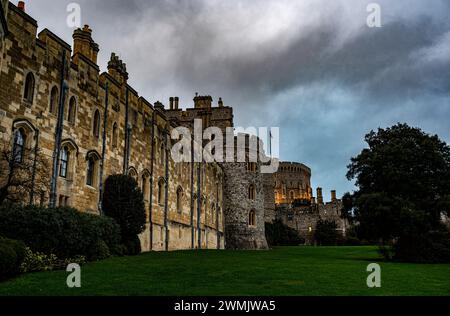 Vue du château de Windsor au crépuscule sous un ciel gris Banque D'Images