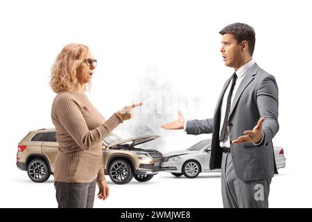 Femme et homme ayant un argument, concept d'accident de voiture isolé sur fond blanc Banque D'Images