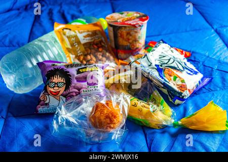 Pattaya Chon Buri Thaïlande 24. Octobre 2018 Thaï snacks soupes instantanées sacs chips cacahuètes épicerie à Pattaya Bang Lamung Amphoe Chon Buri Thaïlande Banque D'Images