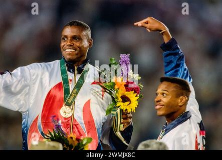 Carl Lewis (États-Unis) remporte la médaille d'or au saut en longueur, Joe Greene (États-Unis) la médaille de bronze aux Jeux olympiques d'été de 1996. Banque D'Images