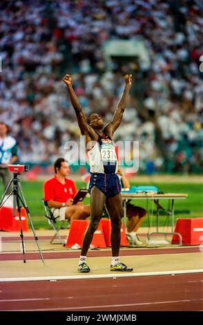 Carl Lewis (États-Unis) remporte la médaille d'or en saut en longueur aux Jeux olympiques d'été de 1996. Banque D'Images