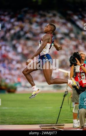 Carl Lewis (États-Unis) remporte la médaille d'or en saut en longueur aux Jeux olympiques d'été de 1996. Banque D'Images