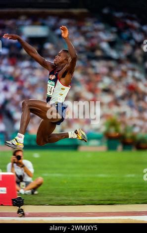 Carl Lewis (États-Unis) remporte la médaille d'or en saut en longueur aux Jeux olympiques d'été de 1996. Banque D'Images