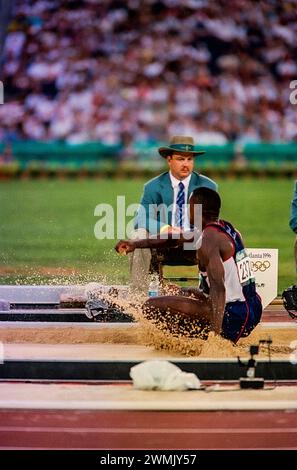 Carl Lewis (États-Unis) remporte la médaille d'or en saut en longueur aux Jeux olympiques d'été de 1996. Banque D'Images