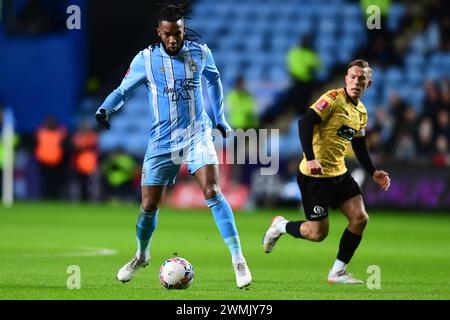 Coventry le lundi 26 février 2024. Kasey Palmer (45 Coventry City) contrôle le ballon lors du match de cinquième tour de la FA Cup entre Coventry City et Maidstone United à la Coventry Building Society Arena, Coventry, le lundi 26 février 2024. (Photo : Kevin Hodgson | mi News) crédit : MI News & Sport /Alamy Live News Banque D'Images