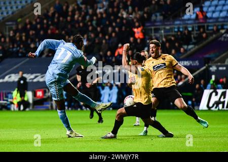 Coventry le lundi 26 février 2024. Haji Wright (11 Coventry City) tire lors du match de cinquième tour de la FA Cup entre Coventry City et Maidstone United à la Coventry Building Society Arena, Coventry, le lundi 26 février 2024. (Photo : Kevin Hodgson | mi News) crédit : MI News & Sport /Alamy Live News Banque D'Images