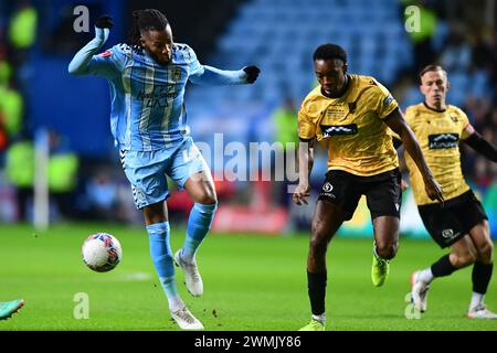 Coventry le lundi 26 février 2024. Kasey Palmer (45 Coventry City) contrôle le ballon lors du match de cinquième tour de la FA Cup entre Coventry City et Maidstone United à la Coventry Building Society Arena, Coventry, le lundi 26 février 2024. (Photo : Kevin Hodgson | mi News) crédit : MI News & Sport /Alamy Live News Banque D'Images