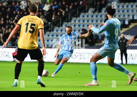 Coventry le lundi 26 février 2024. Liam Kelly (6 Coventry City) tire lors du match de cinquième tour de FA Cup entre Coventry City et Maidstone United à la Coventry Building Society Arena, Coventry, le lundi 26 février 2024. (Photo : Kevin Hodgson | mi News) crédit : MI News & Sport /Alamy Live News Banque D'Images