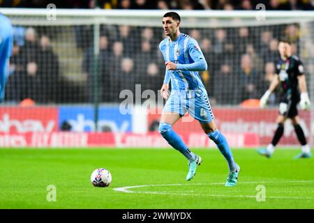 Coventry le lundi 26 février 2024. Bobby Thomas (4 Coventry City) se lance lors du match de cinquième tour de FA Cup entre Coventry City et Maidstone United à la Coventry Building Society Arena, Coventry, le lundi 26 février 2024. (Photo : Kevin Hodgson | mi News) crédit : MI News & Sport /Alamy Live News Banque D'Images