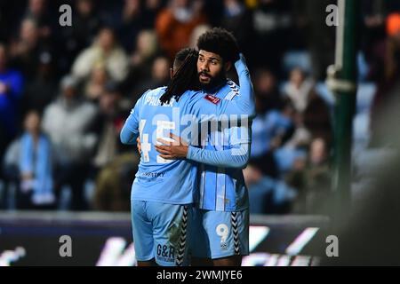 Coventry le lundi 26 février 2024. Ellis Simms (9 Coventry City) félicité par Kasey Palmer (45 Coventry City) 3-0lors du match de cinquième tour de FA Cup entre Coventry City et Maidstone United à la Coventry Building Society Arena, Coventry le lundi 26 février 2024. (Photo : Kevin Hodgson | mi News) crédit : MI News & Sport /Alamy Live News Banque D'Images