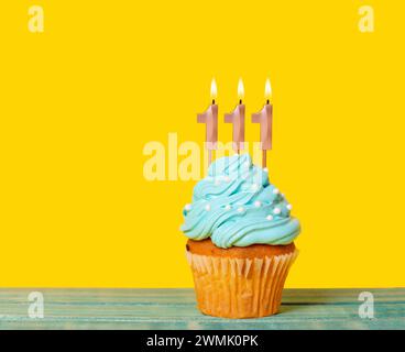 Gâteau d'anniversaire avec numéro de bougie 111 - sur fond jaune. Banque D'Images