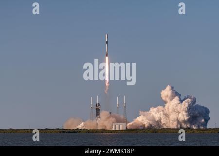 Une fusée Falcon 9 transportant 24 satellites Starlink est lancée depuis le Space Launch Complex 40 à Cape Canaveral Space Force Station, Floride, le 25 février 2024. Starlink 6-39 est le 170e lancement de SpaceX de SLC-40. (Photo de l'US Space Force par Joshua Conti) Banque D'Images