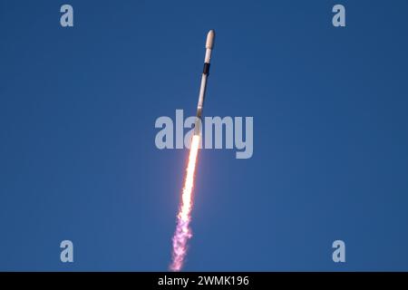 Une fusée Falcon 9 transportant 24 satellites Starlink est lancée depuis le Space Launch Complex 40 à Cape Canaveral Space Force Station, Floride, le 25 février 2024. Starlink 6-39 est le 170e lancement de SpaceX de SLC-40. (Photo de l'US Space Force par Joshua Conti) Banque D'Images