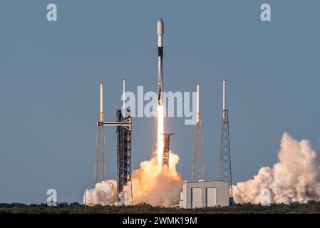 Une fusée Falcon 9 transportant 24 satellites Starlink est lancée depuis le Space Launch Complex 40 à Cape Canaveral Space Force Station, Floride, le 25 février 2024. Starlink 6-39 est le 170e lancement de SpaceX de SLC-40. (Photo de l'US Space Force par Joshua Conti) Banque D'Images