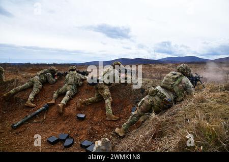 Les parachutistes du 1er bataillon, du 503e régiment d'infanterie, de la 173e brigade aéroportée, affrontent une cible alors qu'ils participent à l'entraînement au tir réel et aux mouvements tactiques dans le cadre de l'Eagle Ursa au champ d'entraînement de Slunj, Croatie, le 25 février 2024. La 173e brigade aéroportée est la force de réponse de contingence de l'armée américaine en Europe, fournissant des forces rapidement déployables dans les zones de responsabilité du commandement européen, africain et central des États-Unis. Déployée en avant à travers l’Italie et l’Allemagne, la brigade s’entraîne régulièrement aux côtés des alliés et des partenaires de l’OTAN pour construire un partenaire Banque D'Images