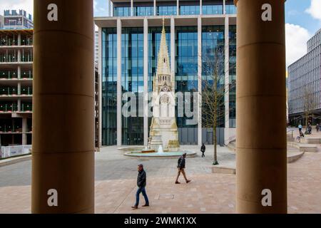 Le Chamberlain Memorial, également connu sous le nom de Chamberlain Memorial Fountain, est un monument à Chamberlain Square, Birmingham, Angleterre, érigé en 1880 pour commémorer le service public de Joseph Chamberlain, homme d'affaires de Birmingham, conseiller, maire, membre du Parlement, et homme d'état. Banque D'Images