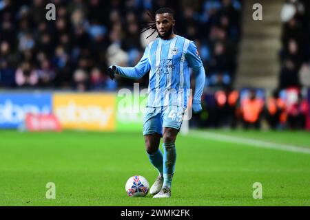 Coventry le lundi 26 février 2024. Kasey Palmer (45 Coventry City) contrôle le ballon lors du match de cinquième tour de la FA Cup entre Coventry City et Maidstone United à la Coventry Building Society Arena, Coventry, le lundi 26 février 2024. (Photo : Kevin Hodgson | mi News) crédit : MI News & Sport /Alamy Live News Banque D'Images