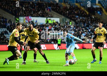 Coventry le lundi 26 février 2024. Callum OHare (10 Coventry City) tire lors du match de cinquième tour de la FA Cup entre Coventry City et Maidstone United à la Coventry Building Society Arena, Coventry, le lundi 26 février 2024. (Photo : Kevin Hodgson | mi News) crédit : MI News & Sport /Alamy Live News Banque D'Images