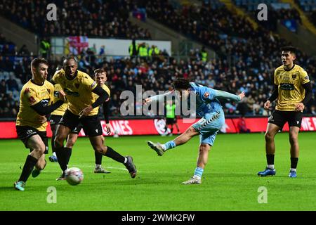 Coventry le lundi 26 février 2024. Callum OHare (10 Coventry City) tire lors du match de cinquième tour de la FA Cup entre Coventry City et Maidstone United à la Coventry Building Society Arena, Coventry, le lundi 26 février 2024. (Photo : Kevin Hodgson | mi News) crédit : MI News & Sport /Alamy Live News Banque D'Images