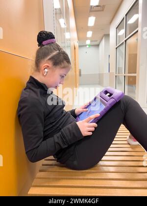 Jeune patineur se concentrant sur la séance d'étude pré-compétition Banque D'Images