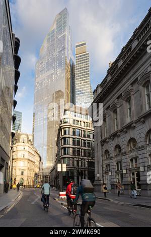Piétons et cyclistes dans une rue de la City de Londres, près de l'éminent gratte-ciel Banque D'Images