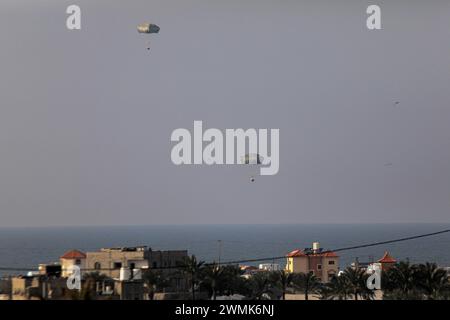 Gaza. 26 février 2024. L’aide humanitaire larguée par les Forces armées jordaniennes est vue au-dessus du Sud de la bande de Gaza, le 26 février 2024. Les Forces armées jordaniennes ont annoncé lundi qu'elles avaient effectué quatre largages aériens pour acheminer de l'aide humanitaire aux habitants de la bande de Gaza. Crédit : Rizek Abdeljawad/Xinhua/Alamy Live News Banque D'Images