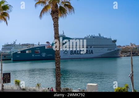 MALAGA, ESPAGNE - 9 AVRIL 2023 : vue panoramique du port de Malaga par une journée ensoleillée le matin à Malaga, Espagne le 9 avril 2023 Banque D'Images