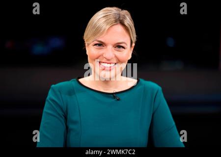 Politikerin Katharina Schulze Grüne, Fraktionsvorsitzende der Grünen im Bayerischen Landtag, in der ARD-Talkshow hart aber fair in den WDR-Studios Köln. Köln, 26.02.2024 NRW Deutschland *** politicienne Katharina Schulze Greens , chef du groupe parlementaire vert au parlement bavarois, à l'émission-débat ARD hart aber Fair aux studios WDR à Cologne Cologne, 26 02 2024 NRW Allemagne Copyright : xChristophxHardtx Banque D'Images