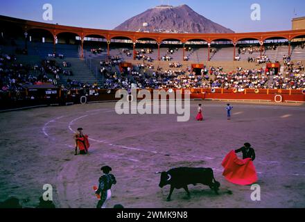 Lors du Festival de tauromachie d'octobre pour le Seigneur des miracles, des centaines de spectateurs se rassemblent pour critiquer la finesse des deux matad à capotage rouge... Banque D'Images