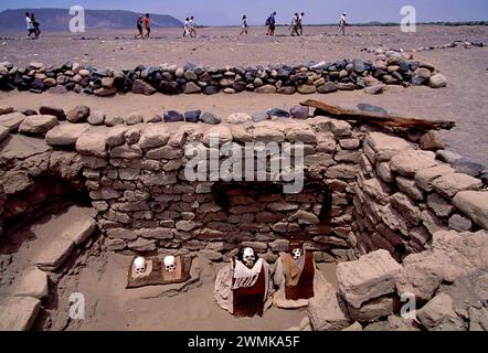 Squelettes blanchissent dans le désert Sun Chauchilla cimetière, un cimetière datant de la fin de la période Nazca de 500 à 700. Les voleurs de tombes ont des toilettes... Banque D'Images