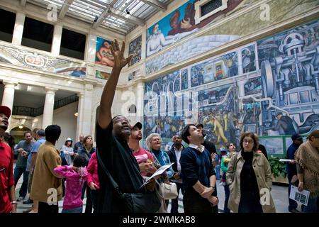 Les touristes admirent les peintures murales de l'industrie de Detroit de l'artiste mexicain Diego Rivera ; Detroit, Michigan, États-Unis d'Amérique Banque D'Images