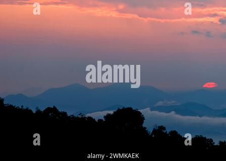 Le soleil se couche derrière les Great Smoky Mountains ; États-Unis d'Amérique Banque D'Images