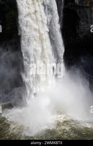 Vue rapprochée de l'eau jaillissante des chutes de Palouse dans le parc national de Palouse Falls ; Washington, États-Unis d'Amérique Banque D'Images