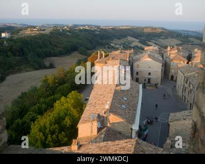 Vue sur la place du Château et la vallée de l'Aso depuis la tour médiévale heptagonale ; Moresco, région des Marches, Italie Banque D'Images