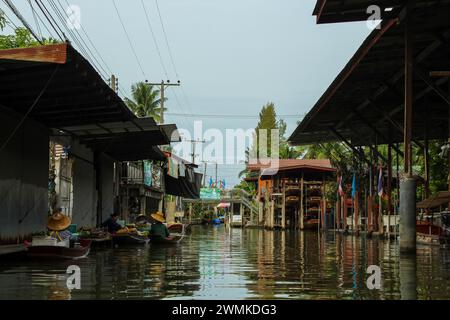 3 janvier 2020, Thaïlande : Portrait de la détentrice de stalle de marché féminin mature, marché flottant Damnoen Saduak, Thaïlande Banque D'Images