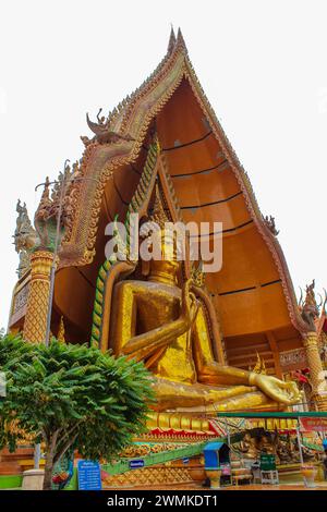 Kanchanaburi, Thaïlande, août 25 2020 : Wat Tham Suea - un Bouddha de 18 mètres de haut construit en 1973 est le centre de ce temple bien connu sur une colline. Banque D'Images