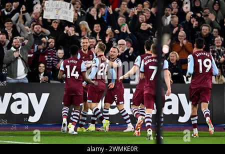 Londres, Royaume-Uni. 26 février 2024. OBJECTIF. Le buteur Jarrod Bowen (West Ham, 20 ans) est félicité de ses coéquipiers lors du match de West Ham vs Brentford premier League au London Stadium Stratford. Cette image est RÉSERVÉE à UN USAGE ÉDITORIAL. Licence exigée du Football DataCo pour toute autre utilisation. Crédit : MARTIN DALTON/Alamy Live News Banque D'Images