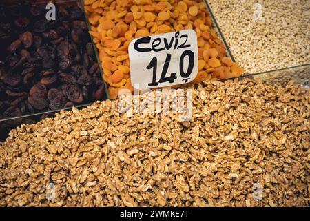 Fruits secs et noix en vente au marché aux épices dans le district de Fatih à Istanbul ; Istanbul, Turquie Banque D'Images