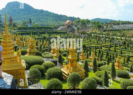 Jardin Nongnooch Pattaya Thaïlande, octobre 10 2020, grand parc public Lao Chaeng, lieux touristiques en Thaïlande, voyage en Thaïlande, temple d'or. Banque D'Images