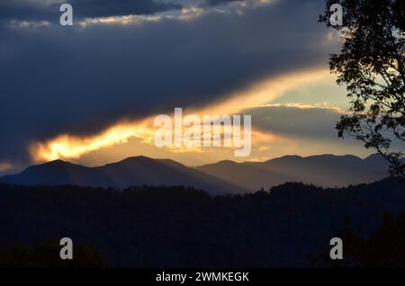 Coucher de soleil au-dessus des Blue Ridge Mountains, avec la lumière du soleil brillante d'une formation de nuages sombres ; États-Unis d'Amérique Banque D'Images