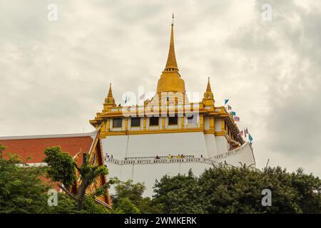 Majesté de la montagne dorée : Temple Saket, Bangkok - Une vue imprenable depuis le château de Métal Banque D'Images