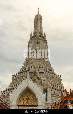 La carte de visite de la capitale de la Thaïlande est le temple bouddhiste Wat Arun, temple de l'Aube, qui est situé sur les rives de la rivière Chao Phraya. Banque D'Images