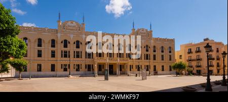 Façade du bâtiment du bureau de poste dans la ville de Trapani ; Trapani, Sicile, Italie Banque D'Images