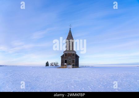 Église Christ Lutheran abandonnée en hiver dans la Saskatchewan rurale ; Francis, Saskatchewan, Canada Banque D'Images