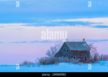 Cabane abandonnée un jour d'hiver dans la ville de Yorkton au coucher du soleil ; Saskatchewan, Canada Banque D'Images